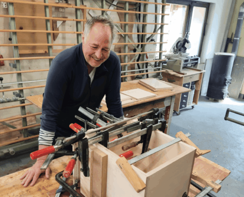Schreiner-Workshop Lautsprecherboxen Gehrungen verleimen- immer wieder ein tolles Gefühl, wenn alles zusammenpasst