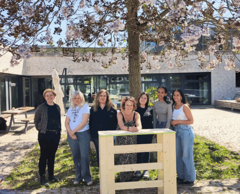 Teambuilding Grüner Hort Frankfurt_Finisher Foto: Ein stolzes Team und ihr selbstgeschreinertes Werk