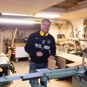 Schreiner-Workshop Steffen Brotbox Teilnehmer Steffen an der Kreissäge im Schreiner-Workshop der Schreinerei Wabro.