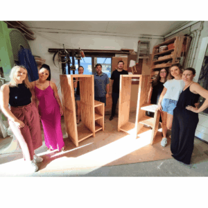 Das cbs-Team aus Heidelberg mit den zwei fertig geschreinerten Büro-Garderoben am Ende des Teambuilding-Workshops.