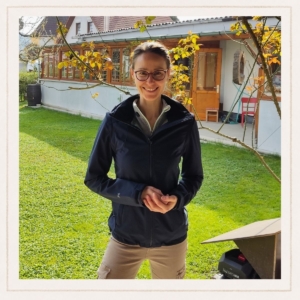 melanie-wabro-draußen-vor-schreinerei-garten